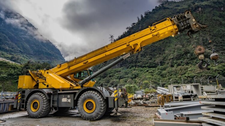 Żółty mini żuraw przy pracy