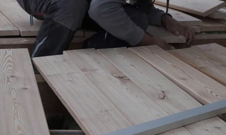 praca przy drewnianym tarasie