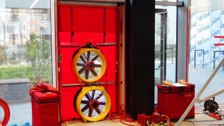 Testy szczelności budynku biurowego