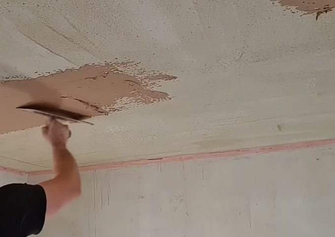 naprawa odpadającego tynku na suficie