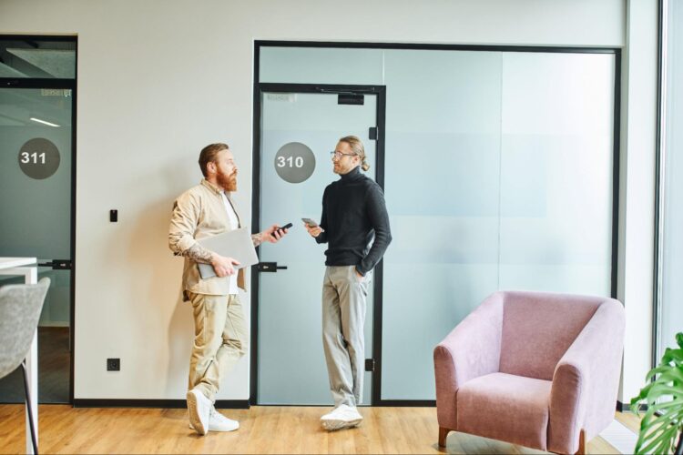 drewniane drzwi przesuwne z rozsuwanymi skrzydłami