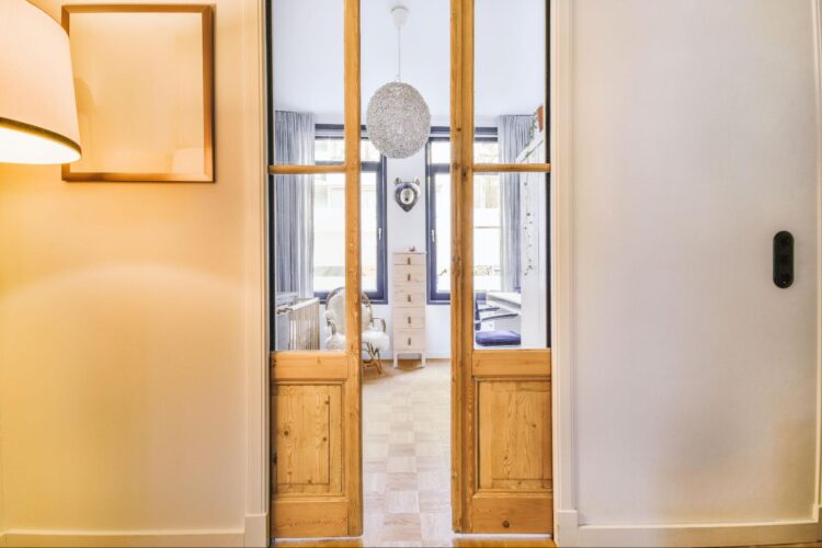 szklane drzwi w biurze