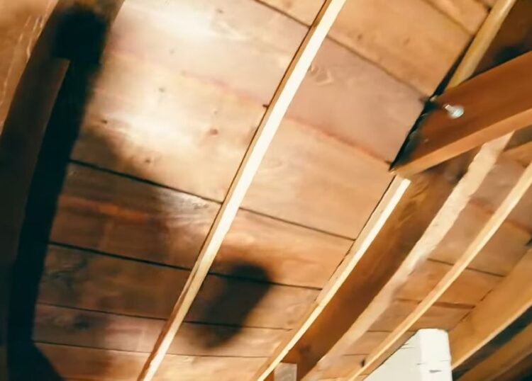 szczelina wentylacyjna przy pełnym deskowaniu