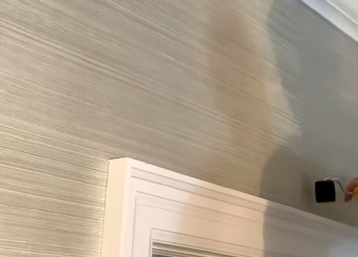 dociskanie tapety wałkiem