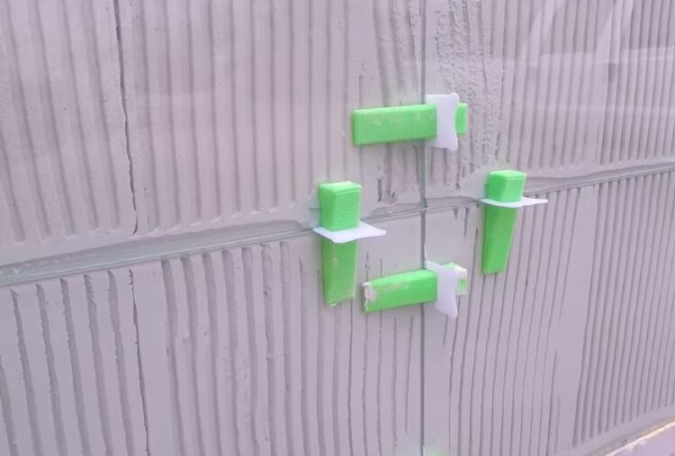 systemy klipsowo klinowe do poziomowania płytek