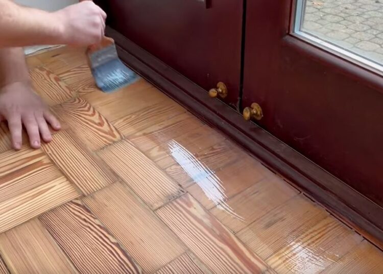 lakierowanie parkietu pędzlem