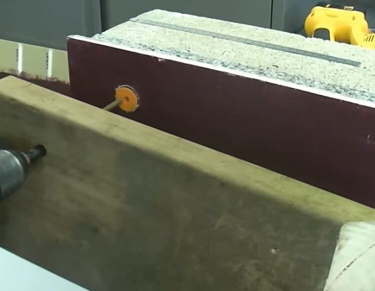 przykręcanie deski do styropianu wymaga odpowiedniego kołka