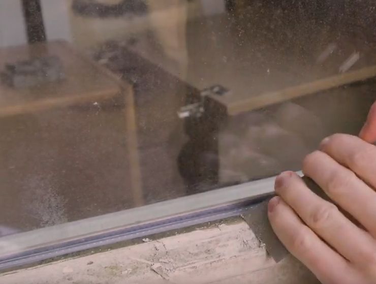 czyszczenie okien szpachelką ze starej farby