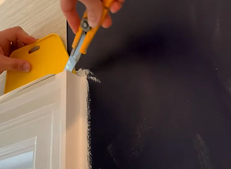 odcinanie resztek tapety