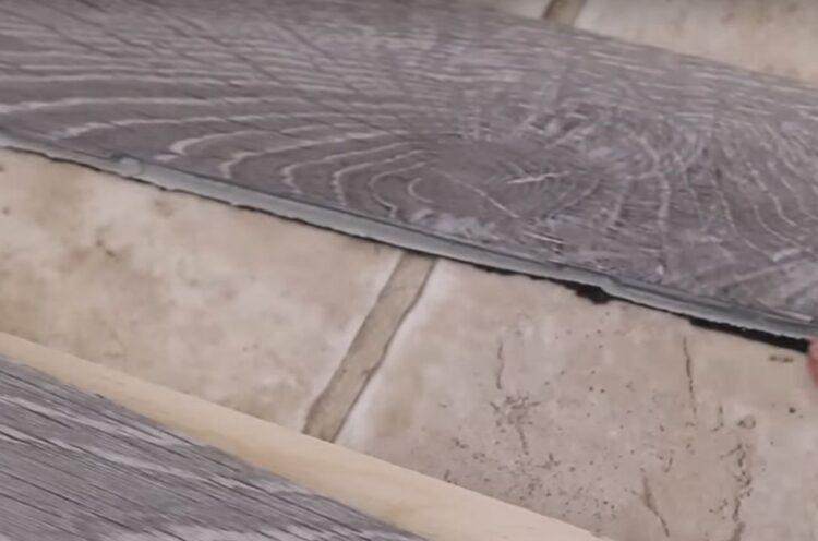 układanie nowych paneli na płytkach i starych panelach