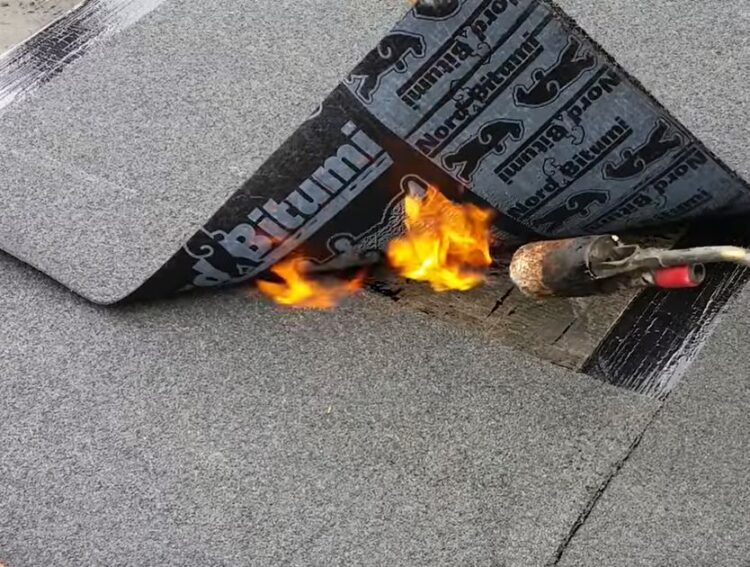 montaż papy na dachu nie jest trudny, ale wymaga precyzji