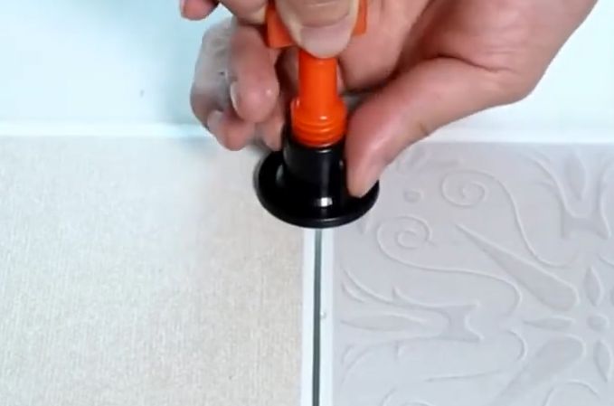 systemy skręcane do poziomowania płytek na ścianach i posadzkach