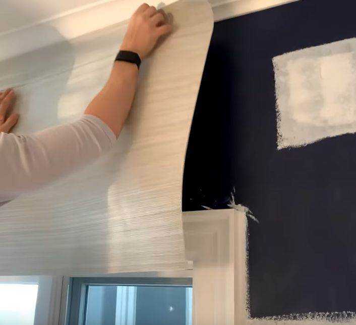 przyklejanie tapety do ściany wcale nie jest trudne