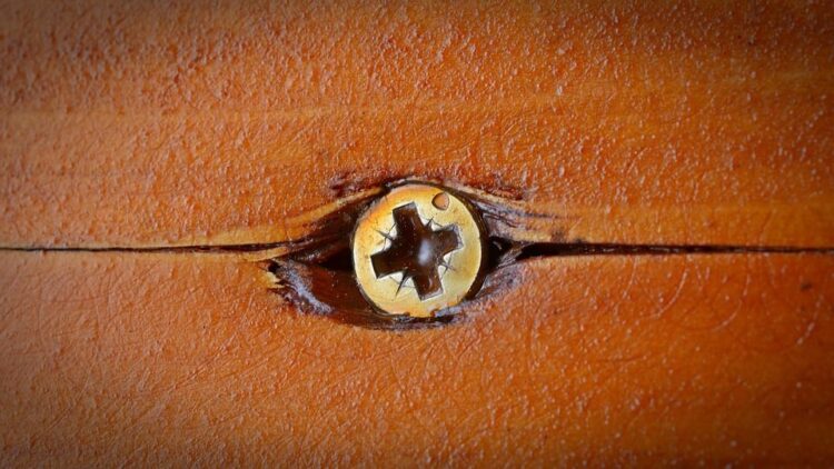 pęknięcie w drewnie przy wkręcie