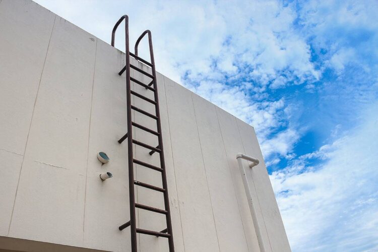 Drabina pionowa mocowana na stałe do budynku