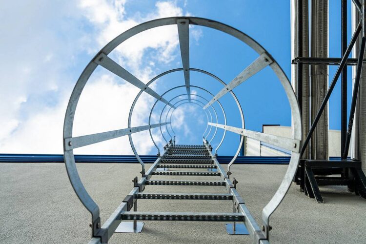 Drabina pionowa prowadząca na dach