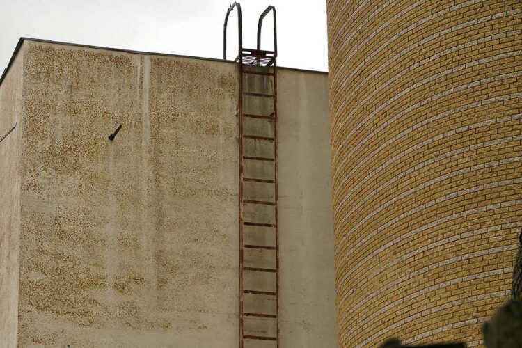 Drabina pionowa zamontowana do ściany 