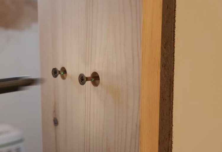 montaż ościeżnicy na wkręty