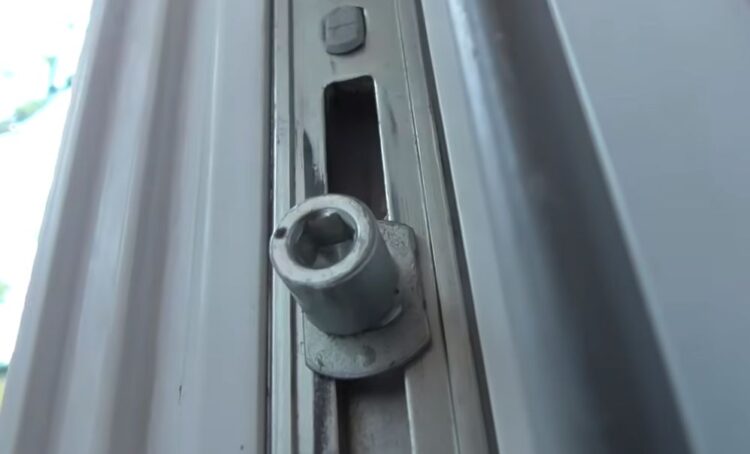 regulowanie okna kluczem