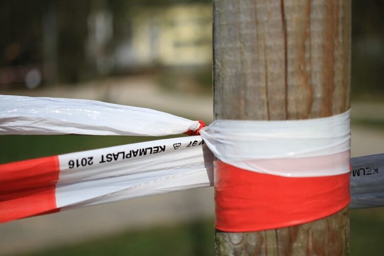 zagrodzenie drogi prywatnej taśmą