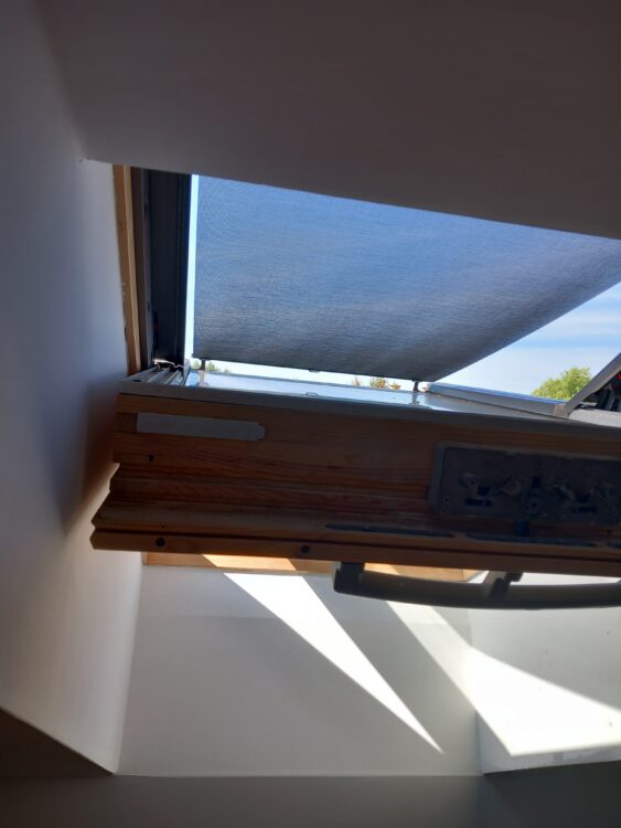 markiza w oknie dachowym