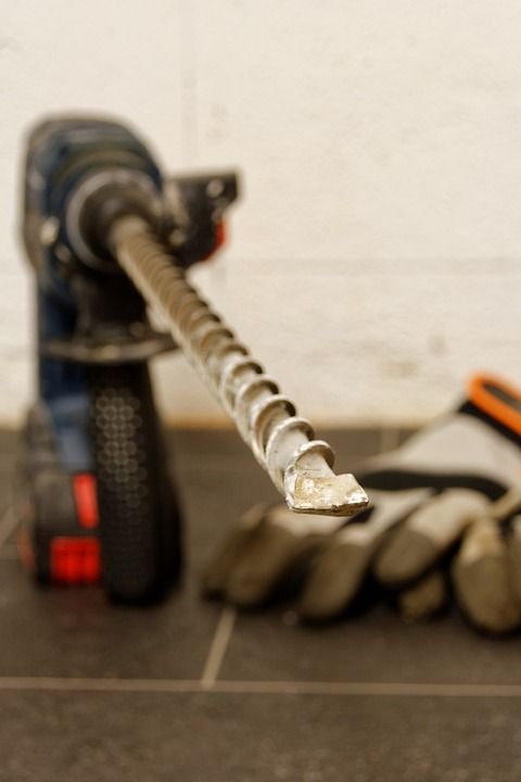 wkrętarka z wiertłem do betonu