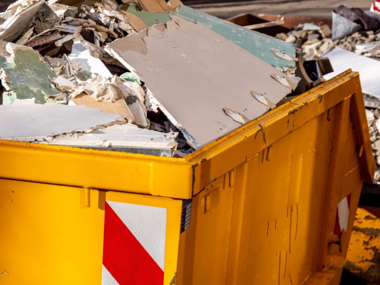 Siatka na kontener do gruzu – najważniejsze parametry i właściwości