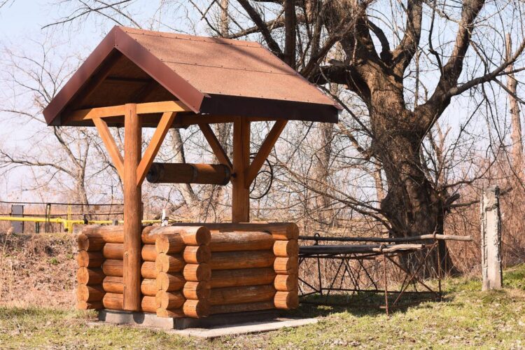 ozdobna drewniana obudowa studni