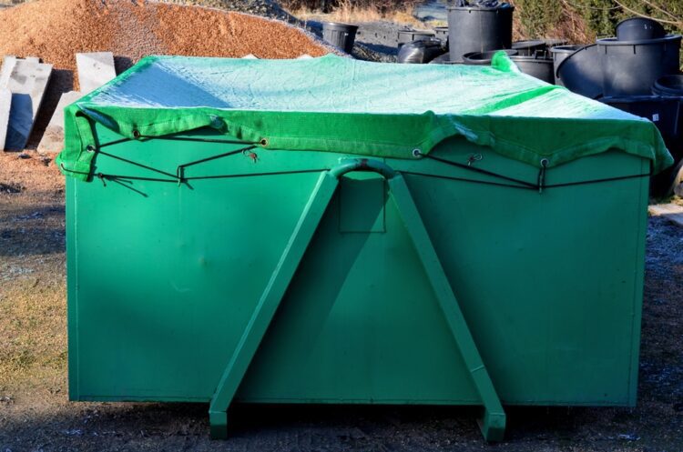 Zielona siatka SDM rozłożona na kontenerze