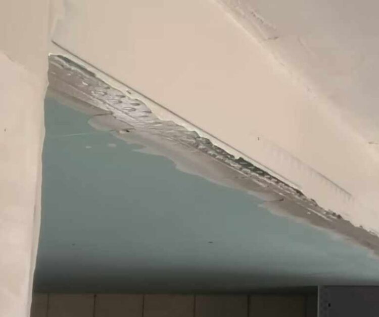 wklejanie narożnika na masie szpachlowej