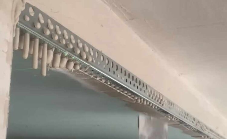 wklejanie narożnika aluminiowego na gk