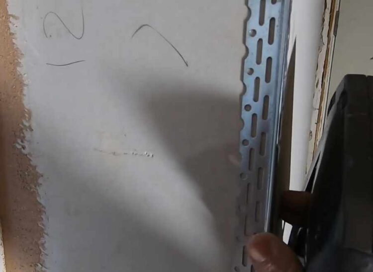 mocowanie narożnika stalowego takerem (uwaga na rdzę)