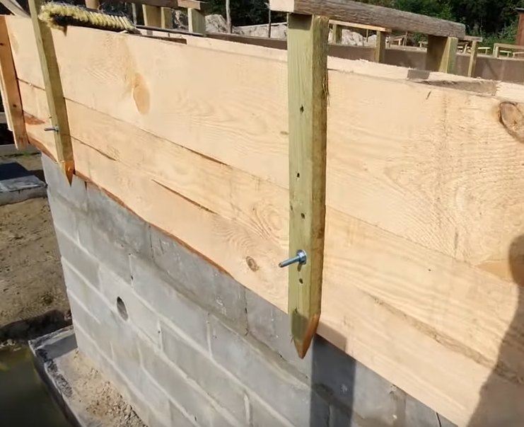 deskowanie wieńca na ścianie fundamentowej