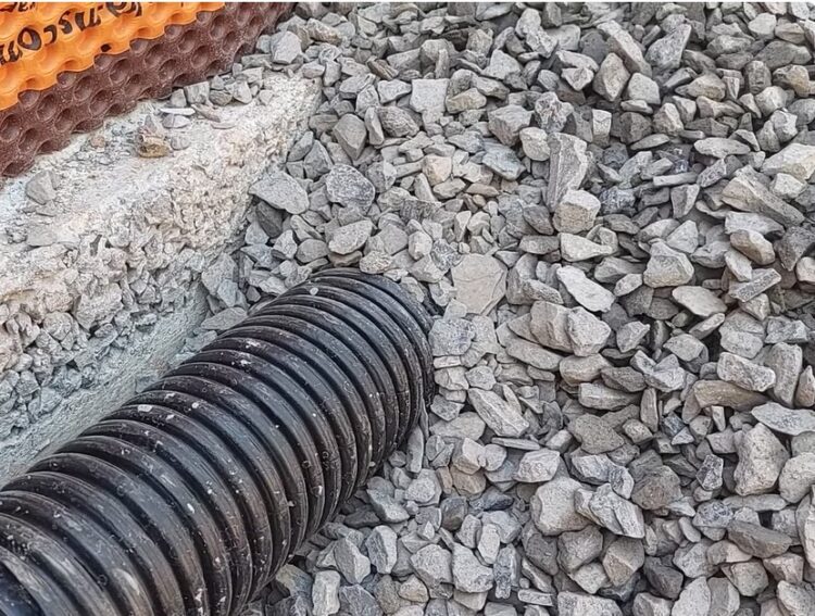 rura drenarska obsypana kamieniem