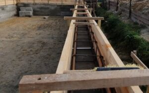 wieniec na ścianie fundamentowej