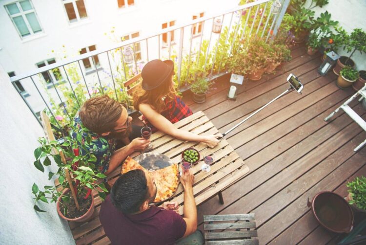 Taras z deski kompozytowej i innego gatunku drewna
