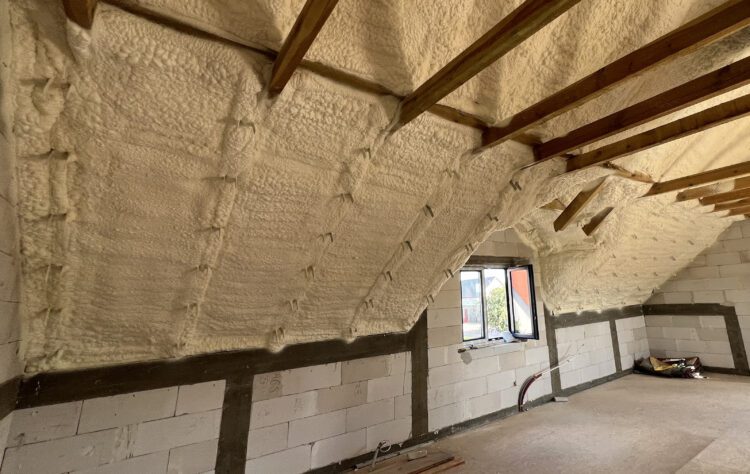 Ocieplanie poddasza. Wszystko, co musisz wiedzieć o wełnie, piance i styropianie