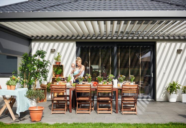 młoda kobieta z córką na tarasie