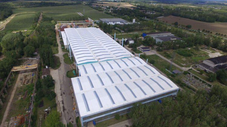 Najnowsze technologie w renowacji dachów przemysłowych – ekologiczne i energooszczędne rozwiązania