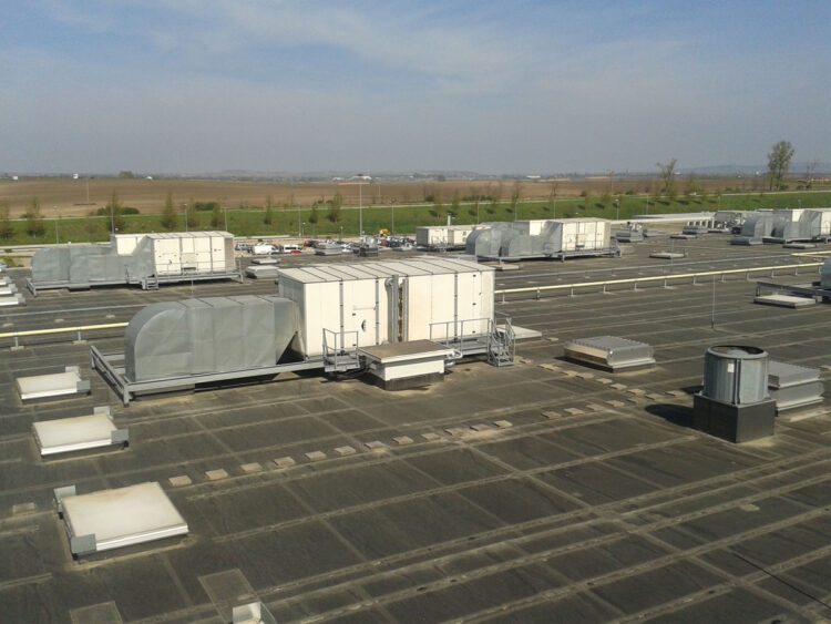 Najnowsze technologie w renowacji dachów przemysłowych – ekologiczne i energooszczędne rozwiązania