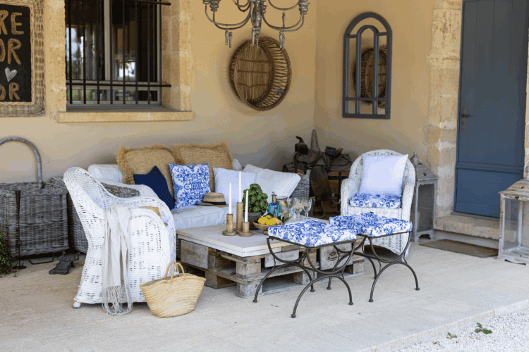 Siedziska na krzesła ogrodowe w stylowej aranżacji tarasu w stylu rustykalnym