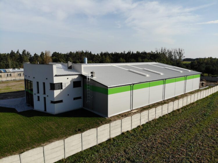 Płyty Warstwowe: Nowoczesne Fundamenty Budownictwa Przemysłowego i Komercyjnego